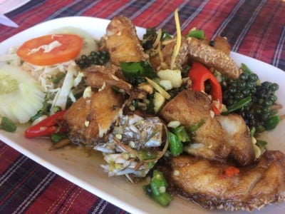 บ้านไม้ริมน้ำ