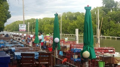 ครัวใบไม้ชายคลอง