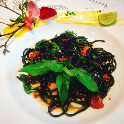 สปาเก็ตตี้เส้นดำเบค่อนพริกขี้หนูผัดแห้ง