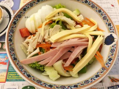 CHEF’S SALAD
MIXED SALAD WITH HAM, CHEESE, CHICKEN, BOILED EGG AND YOUR
CHOICE OF DRESSING