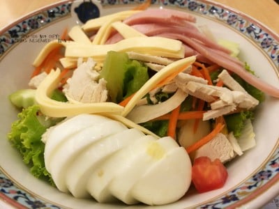 CHEF’S SALAD
MIXED SALAD WITH HAM, CHEESE, CHICKEN, BOILED EGG AND YOUR
CHOICE OF DRESSING