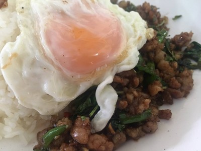 กระเพราหมูสับไข่ดาว