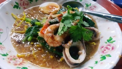 หมี่กรอบราดหน้าทะเลต้มยำ