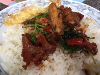 ข้าวกะเพราหมูกรอบหมูแดดเดียวและเบคอน + ไข่ดาว