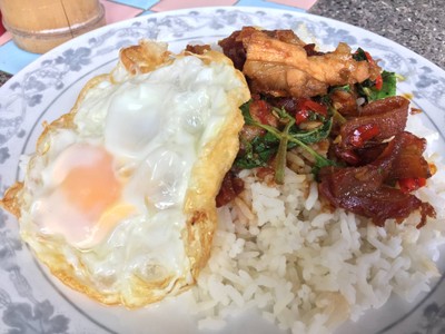 ข้าวกะเพราหมูกรอบหมูแดดเดียวและเบคอน + ไข่ดาว