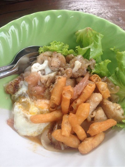 ก๋วยเตี๋ยวคั่วไก่ไข่อบ