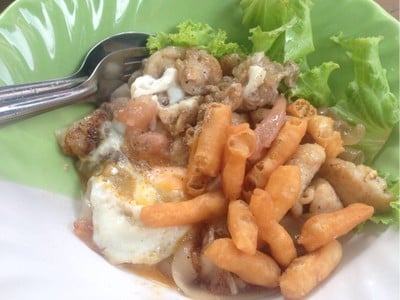 ก๋วยเตี๋ยวคั่วไก่ไข่อบ