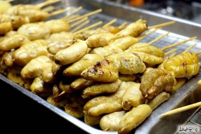 เมนูของร้าน ชัยปลาหมึกย่าง หน้าร้านมนต์นมสด