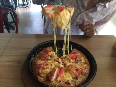Pizza ชีสเค้ายืดๆๆ