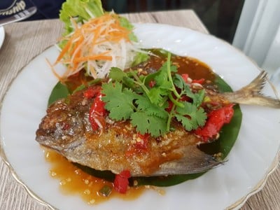 ปลาจะระเม็ดทอดราดพริก