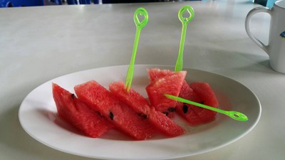 แตงโมเสริฟให้ฟรีๆ หลังอิ่มอาหาร