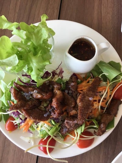 สลัดหมูทอดจิ้มแจ่ว