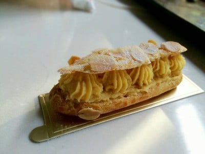 Éclair a la creme amande (เอแคลร์แอลมอนครีม)