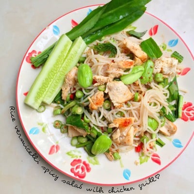 ยำขนมจีนอกไก่ย่าง ยำขนมจีนอกไก่ย่าง