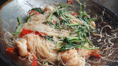 วิธีทำ เส้นหมี่ผัดผักกระเฉด วิธีทำ เส้นหมี่ผัดผักกระเฉด