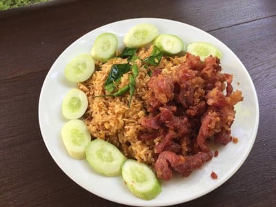 ข้าวผัดต้มยำโรยแหนมหมูส้ม