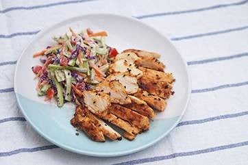 สเต๊กอกไก่สไปซี่มัสตาร์ดและสลัดแตงกวา