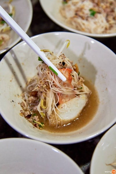 เมนูของร้าน ก๋วยเตี๋ยวเรือป๋ายักษ์