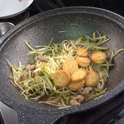 วิธีทำ ผัดถั่วงอกกุ๋ยช่ายขาวเต้าหู้หมูสับ