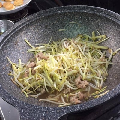 วิธีทำ ผัดถั่วงอกกุ๋ยช่ายขาวเต้าหู้หมูสับ