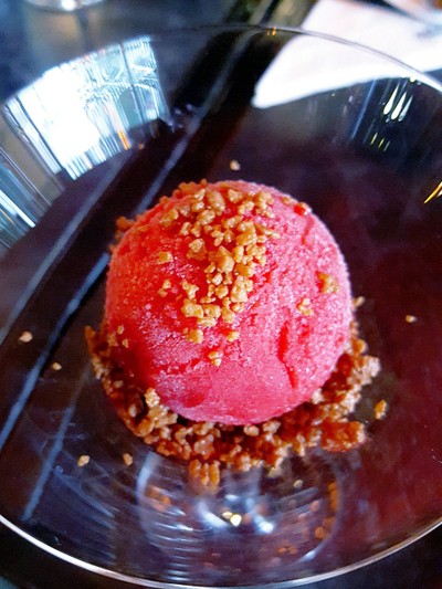 ไอศครีมราสเบอรี่โรยเกล็ดเป๊าะแป๊ะ