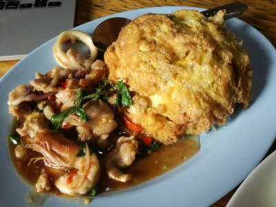 ข้าวผัดกระเพาปลากระป๋อง ไข่เจียวหมูสับ