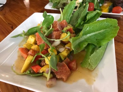 สลัดแซลมอนซาซิมิกับมะม่วงน้ำดอกไม้