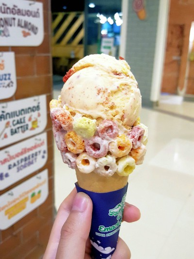 Red Velvet Cake กับ โคน Fruit Loop