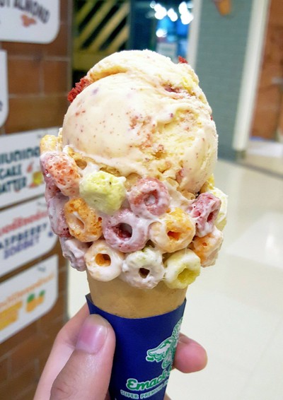Red Velvet Cake กับ โคน Fruit Loop