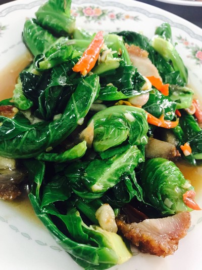 ผัดผักแขนงหมูกรอบ