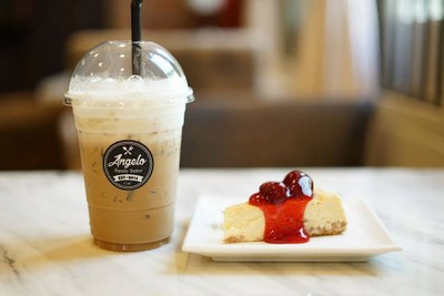 ชีสเค้ก ที่นี่ทานคู่กับเมนูเครื่องดื่มอัไรก็อร่อย เช่น ชาเขียวร้อน ชาเขียวเย็น ช