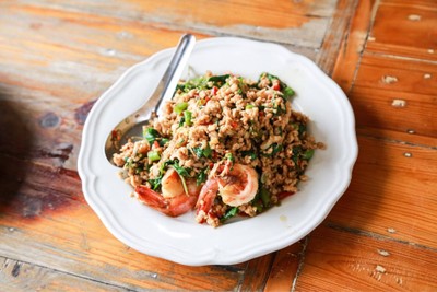 กะเพราหมูสับใส่กุ้ง