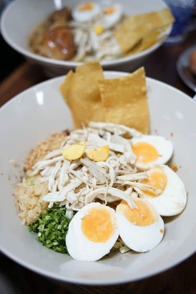 ก๋วยเตี๋ยวไก่ฉีกเข้ากรุง (Chickennoodlekhaokrung) ก๋วยเตี๋ยวไก่ฉีกเข้ากรุง (Chickennoodlekhaokrung)