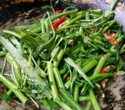 วิธีทำ ผัดผักบุ้งเต้าหู้ไข่ทอดกรอบ