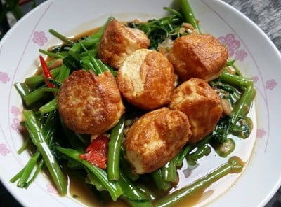 วิธีทำ ผัดผักบุ้งเต้าหู้ไข่ทอดกรอบ