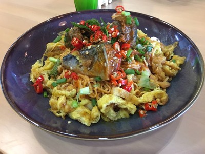 ยำมาม่าปลากระป๋องไข่เจียว