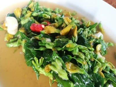 ผัดผักชายทุ่ง ; เป็นผักรวม ผักโสน ดอกขจร อร่อยมากกก หอมกลิ่นกระทะ