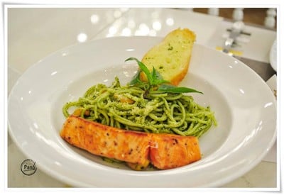 สปาเกตตี้ซอสโหระพา และปลาแซลมอลย่าง