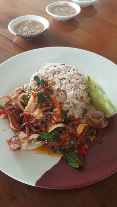 ข้าวกระเพราปลาหมึก