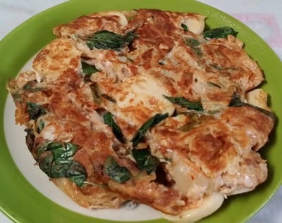 ไข่เจียวกิมจิเต้าหู้ไข่ใบโหระพา