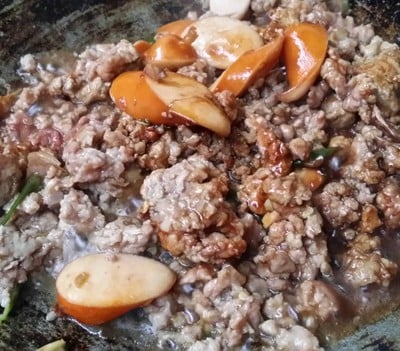 วิธีทำ ผัดหมี่กระเฉดหมูสับไส้กรอกไก่