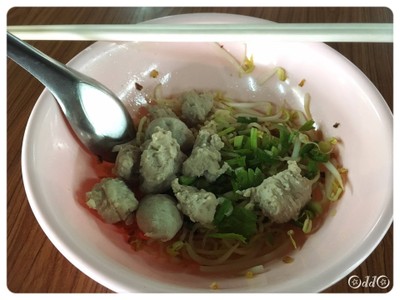 บะหมี่แห้ง ลูกชิ้น หมูเด้ง