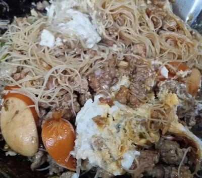 วิธีทำ ผัดหมี่กระเฉดหมูสับไส้กรอกไก่