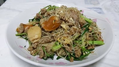 วิธีทำ ผัดหมี่กระเฉดหมูสับไส้กรอกไก่