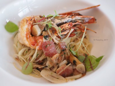 Tiger prawns Flambé, thyme, garlic, spaghetti, crispy pancetta