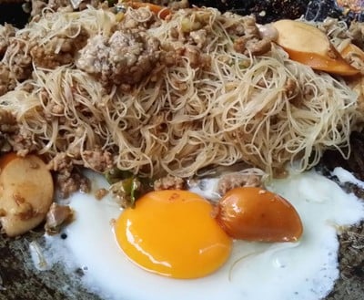 วิธีทำ ผัดหมี่กระเฉดหมูสับไส้กรอกไก่