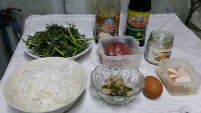 วิธีทำ ผัดหมี่กระเฉดหมูสับไส้กรอกไก่