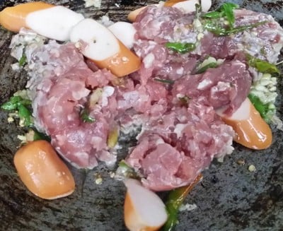 วิธีทำ ผัดหมี่กระเฉดหมูสับไส้กรอกไก่