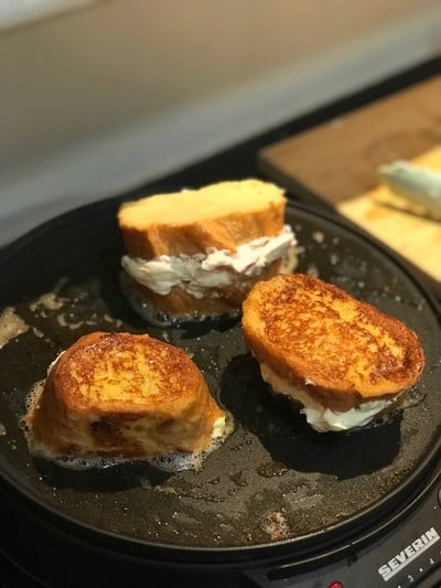วิธีทำ French Toast with Cream Cheese Filling วิธีทำ French Toast with Cream Cheese Filling