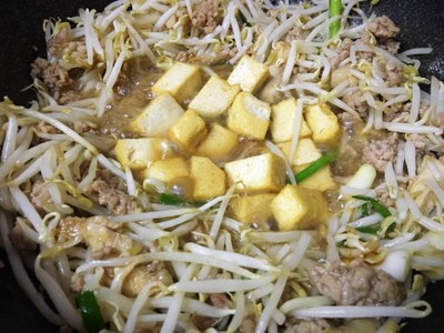 วิธีทำ เต้าหู้ขาวผัดถั่วงอกหมูสับ วิธีทำ เต้าหู้ขาวผัดถั่วงอกหมูสับ